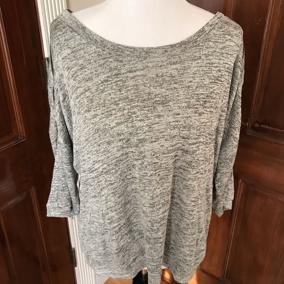 ✨✨Comfy, Cool Grey Top!✨✨ - Picture 3 of 5
